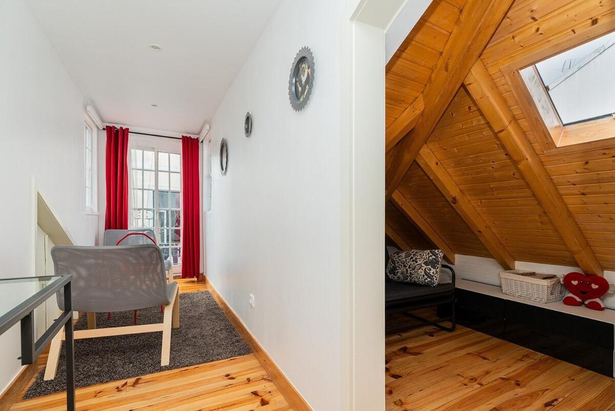 Attic Apartment With Balcony In Bairro Alto Lisboa Extérieur photo