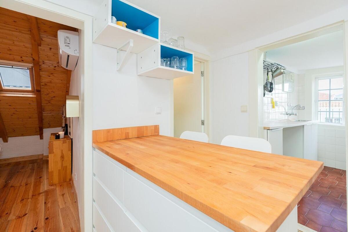 Attic Apartment With Balcony In Bairro Alto Lisboa Extérieur photo